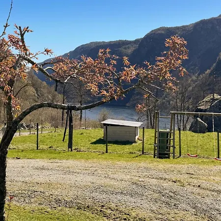 4 Bedroom Amazing Home In Erfjord Hébergement de vacances *